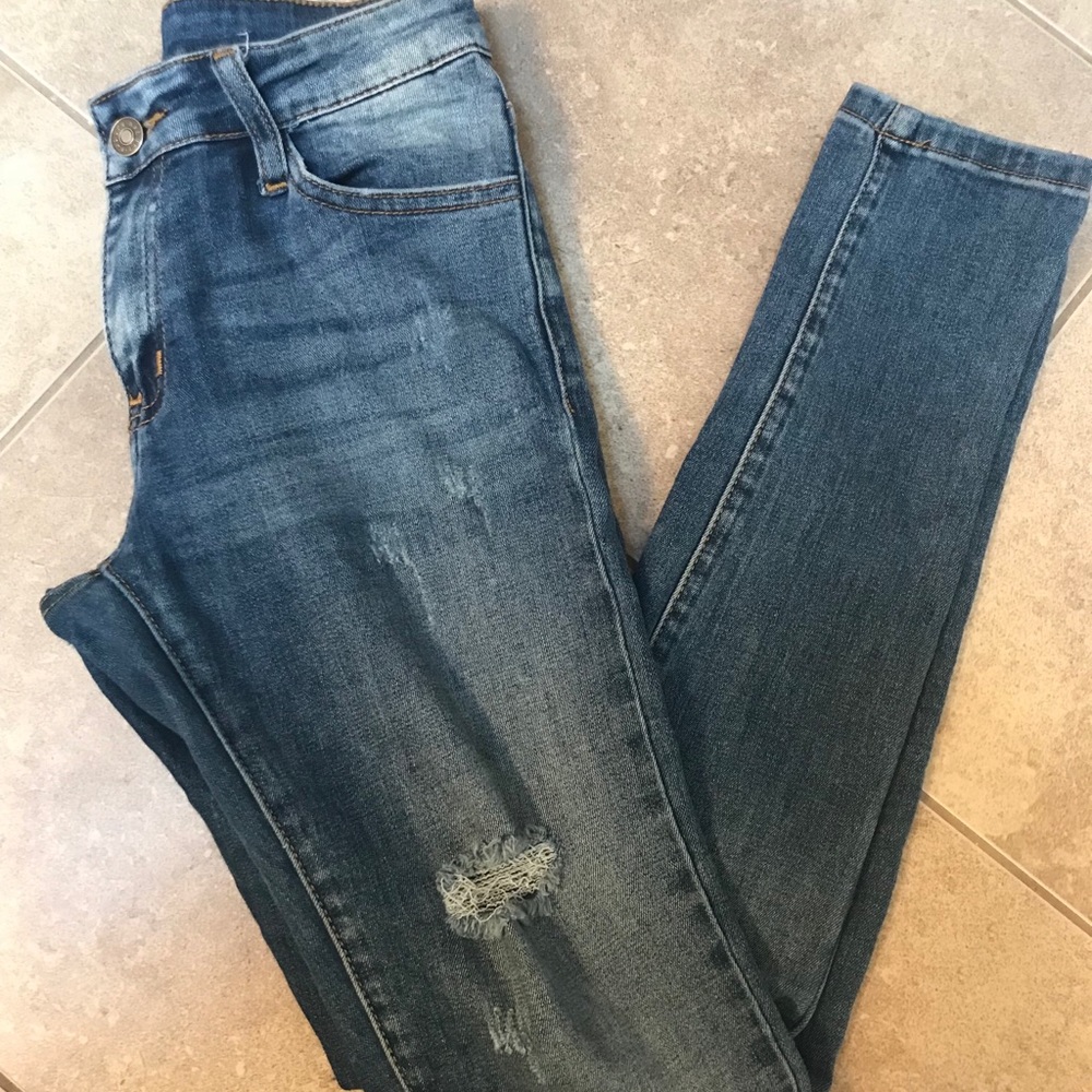 Low waisted distressed super skinny jeans.